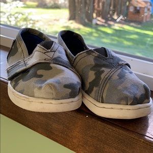 TOMS toddler size 6